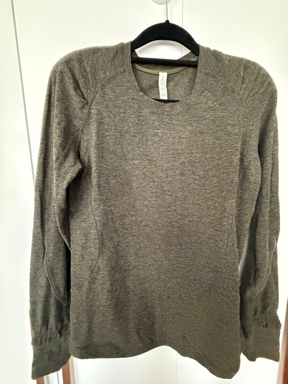 Lululemon size 10 long sleeves